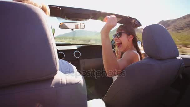 Couple en voyage sur route — Video