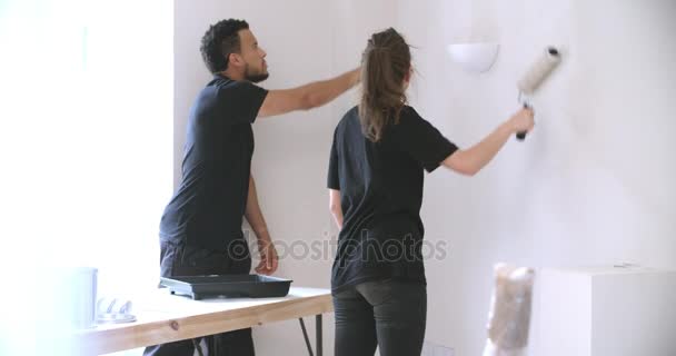 Gente de un equipo de decoración de pared de pintura — Vídeo de stock