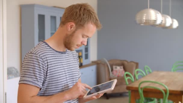 Homme avec tablette numérique dans la cuisine — Video