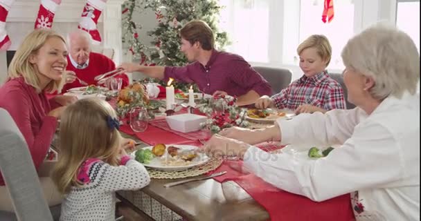 Familia con abuelos disfrutando de la comida de Navidad — Vídeos de Stock