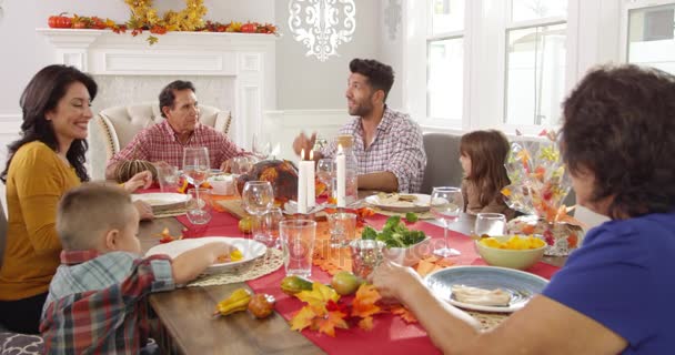 Οικογένεια απολαμβάνοντας το γεύμα ημέρας των ευχαριστιών — Αρχείο Βίντεο