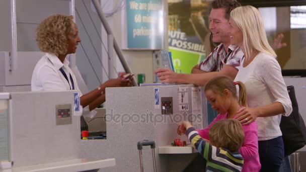 Check-in in famiglia in aeroporto — Video Stock