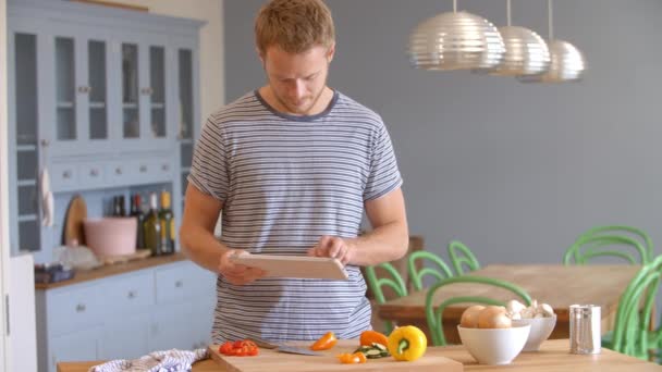 Hombre con Tablet Digital en Cocina — Vídeos de Stock