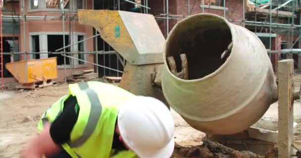 Építési munkások az építkezésen — Stock videók