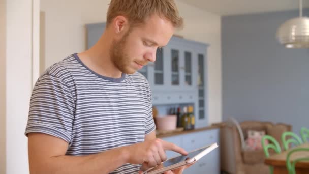 Hombre sigue la receta en la tableta digital — Vídeo de stock