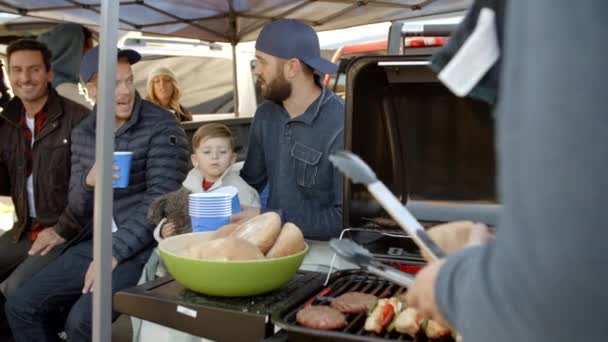 Fãs de esportes Tailgating — Vídeo de Stock