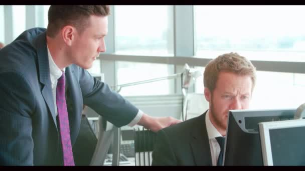 Manager in gesprek met twee collega 's — Stockvideo