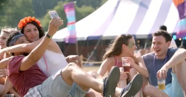 Amigos tirando selfie em um festival de música — Vídeo de Stock
