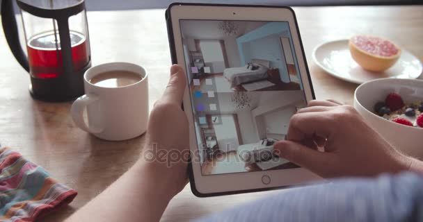 Erson Dengan Aplikasi Dekorasi pada Tablet Digital — Stok Video