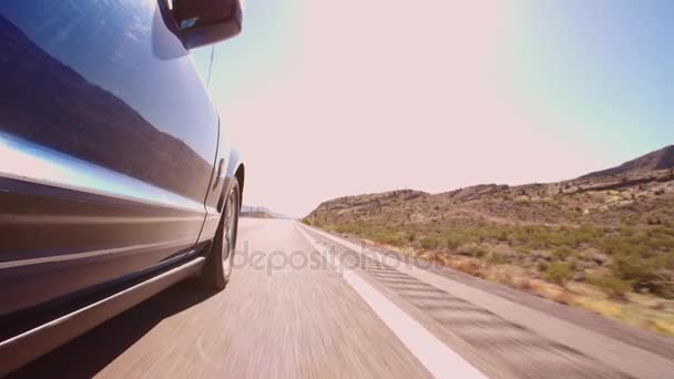 Автомобиль едет по проселочной дороге — стоковое видео