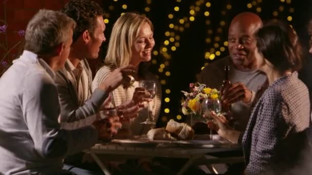 Amigos maduros disfrutando de la comida de la noche — Vídeos de Stock