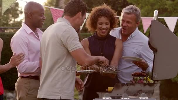 Amigos maduros disfrutando de la barbacoa — Vídeo de stock