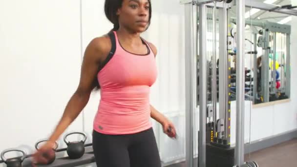 Femme sautant dans une salle de gym — Video