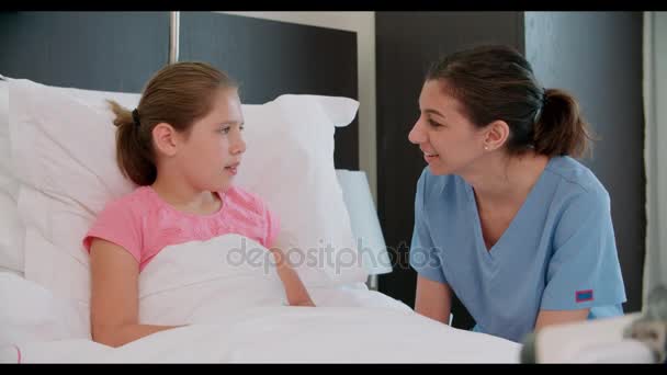 Paciente infantil na cama conversando com o médico — Vídeo de Stock