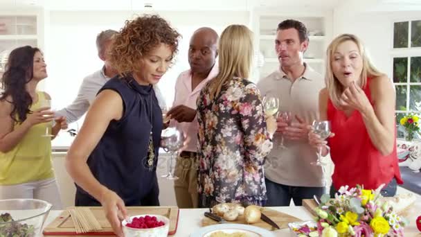 Amigos maduros disfrutando de la cena — Vídeo de stock