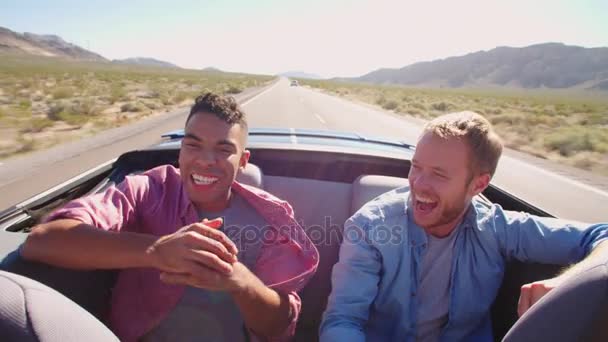 Dois homens amigos no estrada viagem — Vídeo de Stock
