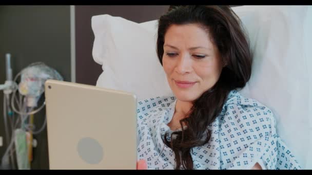 Paciente femenina usando tableta digital — Vídeos de Stock