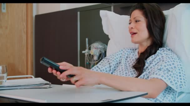Жіночий пацієнт у лікарняному ліжку — стокове відео