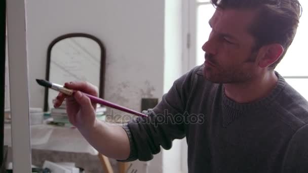 Artiste masculin travaillant sur la peinture — Video