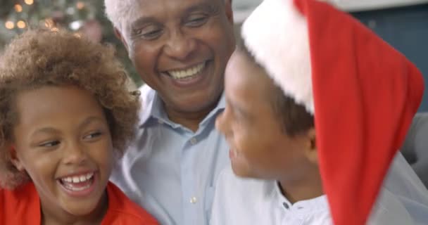 Enfants avec grand-père et à Noël — Video