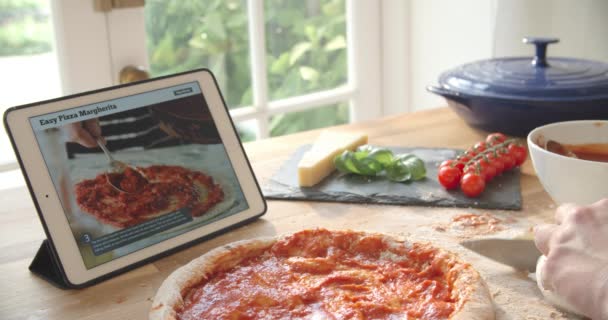 Pessoa seguinte receita de pizza — Vídeo de Stock