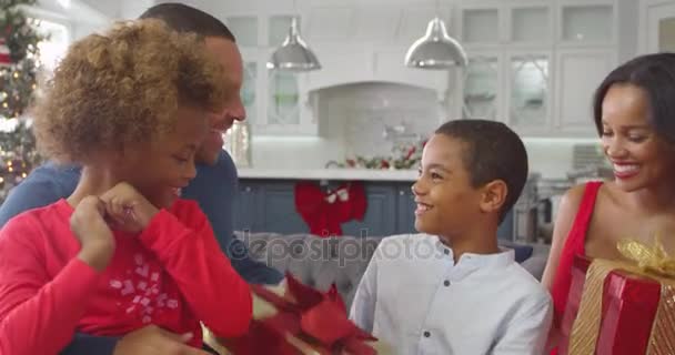 Niños dando regalos de Navidad a los padres — Vídeo de stock