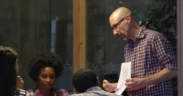 Encontro noturno tardio em torno da mesa — Vídeo de Stock