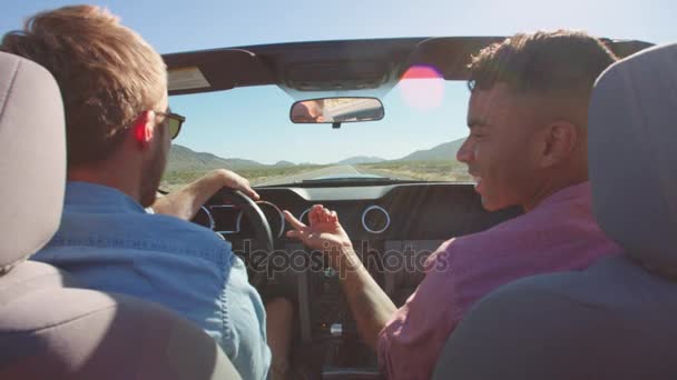 Dos hombres en coche convertible — Vídeos de Stock