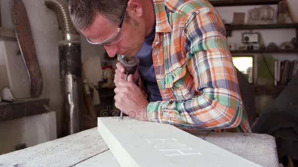 Stone Mason på jobbet på Carving — Stockvideo