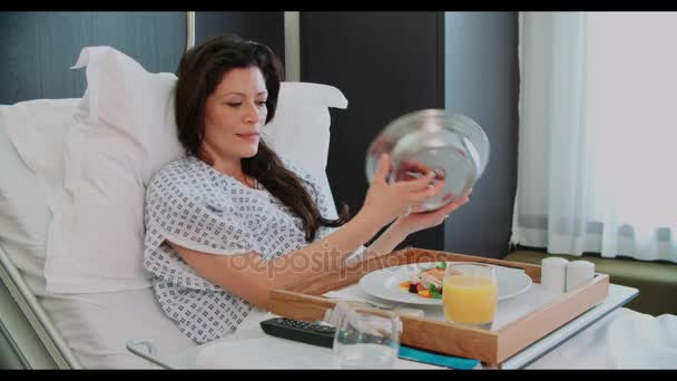 Pacient v nemocniční posteli, jídlo — Stock video