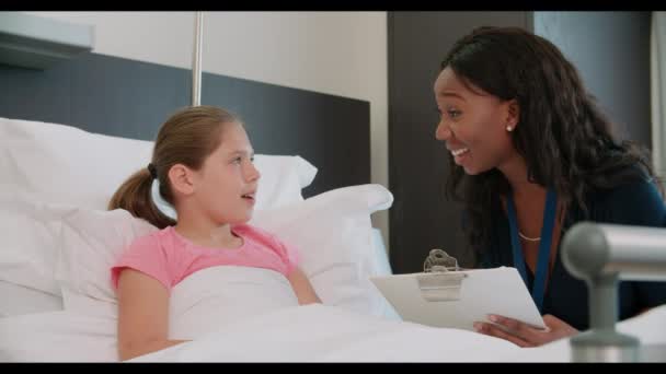 Bambino paziente a letto parlando con il medico — Video Stock