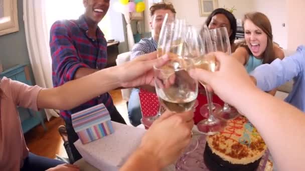 Amigos comemorando a festa de aniversário — Vídeo de Stock