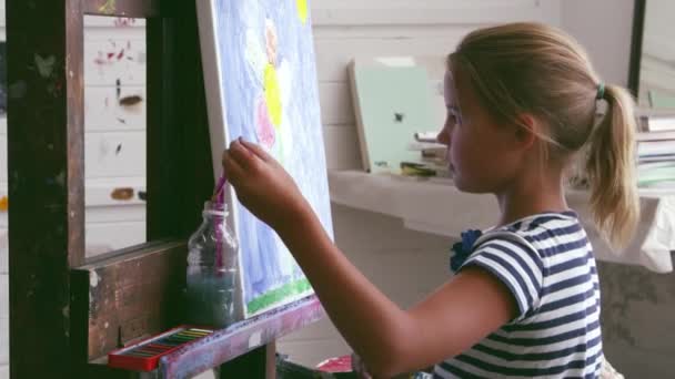 Chica joven trabajando en la pintura — Vídeos de Stock