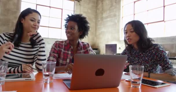 Designers femininos tendo reunião — Vídeo de Stock