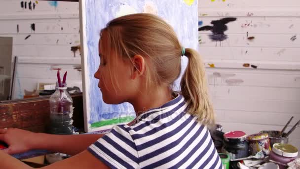 Chica joven trabajando en la pintura — Vídeos de Stock