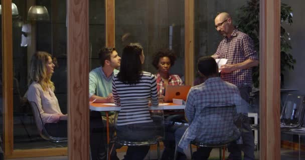 Reunión nocturna alrededor de la mesa — Vídeos de Stock