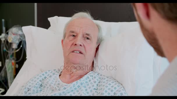 Hombre mayor paciente y doctor hablando — Vídeo de stock