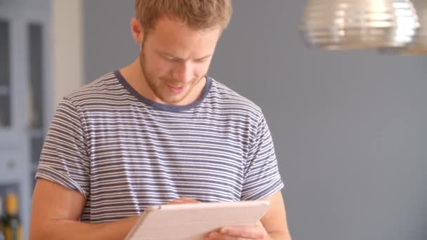 Homem segue receita em tablet digital — Vídeo de Stock