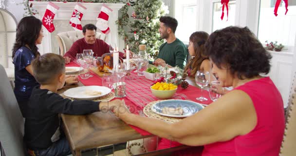 Családi mondás Grace étkezés karácsony előtt — Stock videók