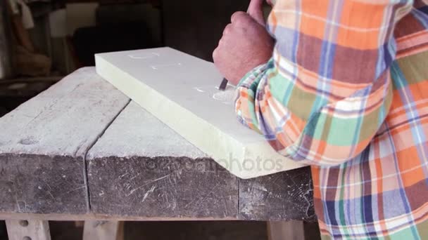 Каменщик за работой над резьбой — стоковое видео