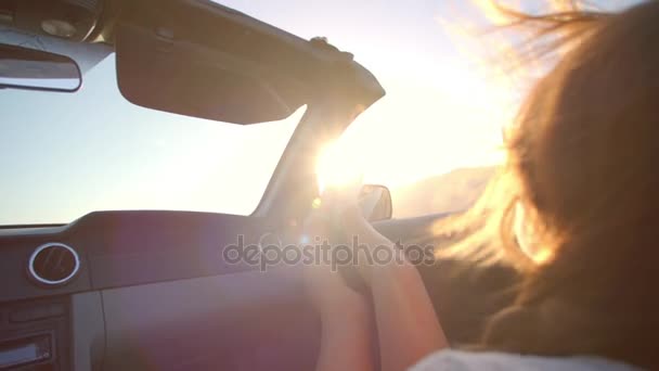 Kadın yolcu Cabrio araba rahatlatıcı — Stok video