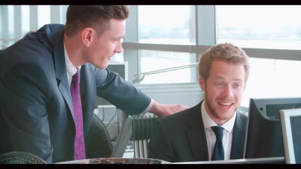 Manager in gesprek met twee collega 's — Stockvideo