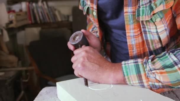 Stone Mason aan het werk op Carving — Stockvideo