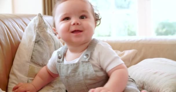 Menino bebê brincando no sofá — Vídeo de Stock