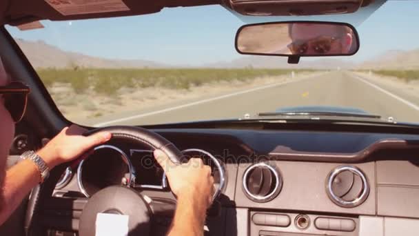 El hombre en coche convertible de conducción — Vídeo de stock