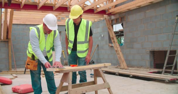 Erkek çırak ölçme marangoz — Stok video