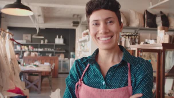 Proprietario femminile del negozio di souvenir — Video Stock