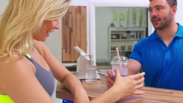 Mujeres bebiendo batidos de proteínas en un gimnasio — Vídeos de Stock