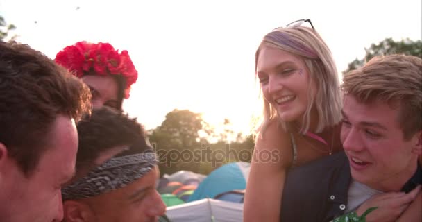 Vänner piggy uppbackning på en musikfestival — Stockvideo