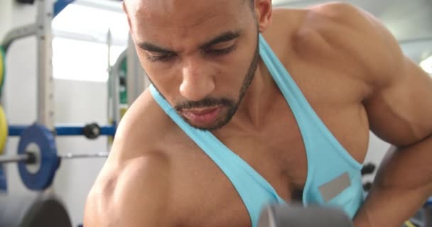 Mann trainiert mit Hantel im Fitnessstudio — Stockvideo